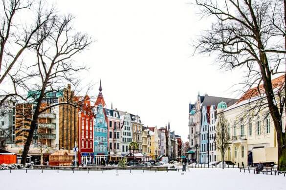 Snow in a park and streets in Rostock.