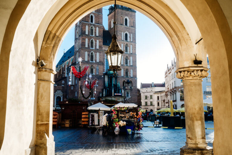 Looking through the archway of the Cloth Hall to the market stalls.